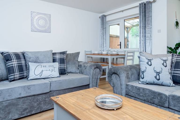 Modern 4 Bedroom House with Parking Near Heathrow