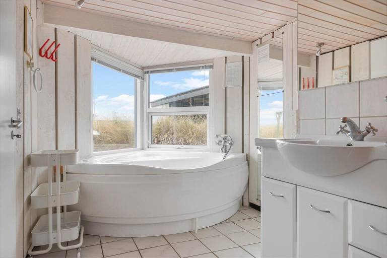 Family-friendly house with grill, jacuzzi & patio | Close to the beach | Dogs allowed — photo 3