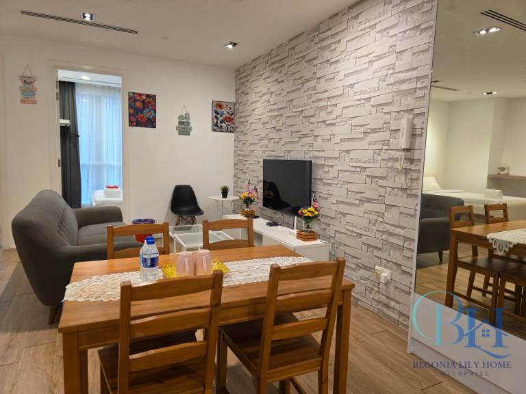 Holiday apartment with pool, patio & hot tub | Close to Petronas Towers | Water view — photo 4