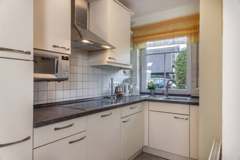 Harmonisch und gemütlich: Die geschmackvoll eingerichtete Doppelhaushälfte von ca. 70 qm lässt keine Wünsche offen. Auf der lauschigen Terrasse lassen sich wunderbare Stunden verbringen. — photo 3
