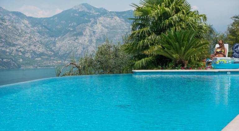 Wonderful holiday apartment with pool, garden & barbecue | Pet-friendly — photo 3