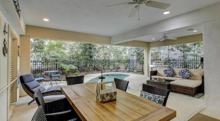 Vacation home with pool — photo 5