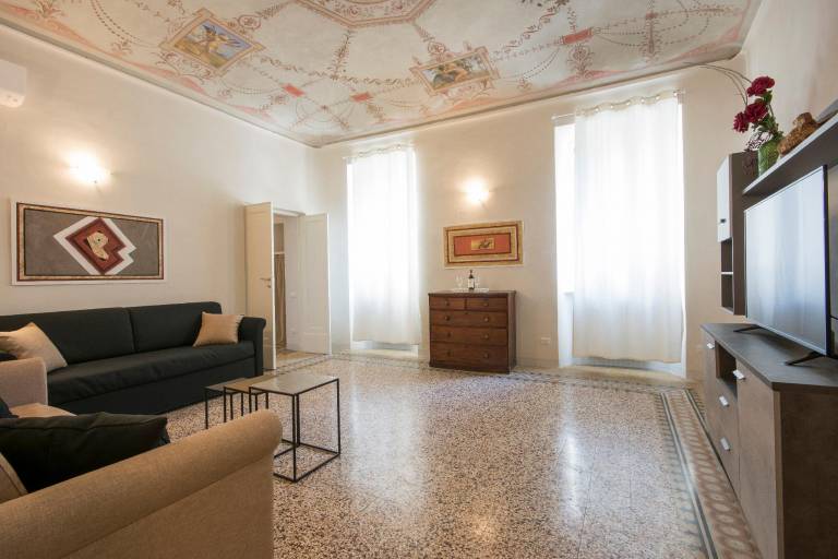 Spacious serviced apartment with garden & terrace | Close to Piazza del Campo | Pets allowed — photo 2