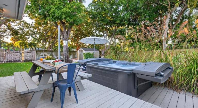 Hot Tub Firepit Deck 10mins to Beach Near Las Olas Middle Terrace Cottage by AvantStay in Fort Lauderdale, FL
