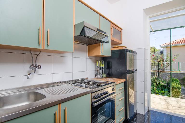 Rental apartment with barbeque, garden & patio | City view — photo 3
