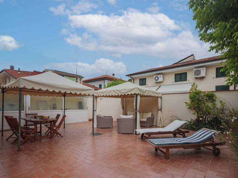 Vacation home with garden, terrace & barbecue — photo 5