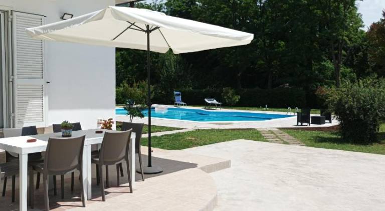 Apartment with pool — photo 3