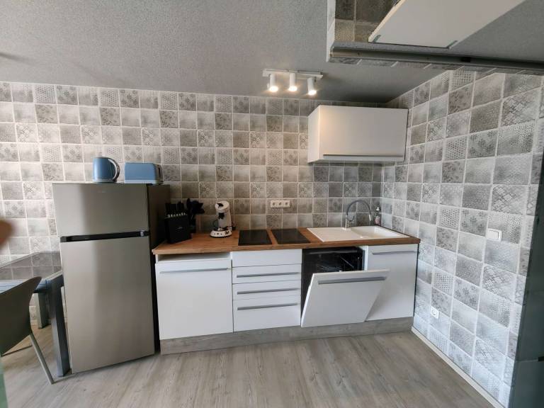 Renovated studio with terrace, air conditioning, close to beach — photo 4