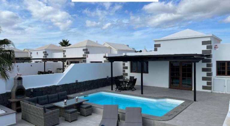 Villa with pool & terrace in Yaiza