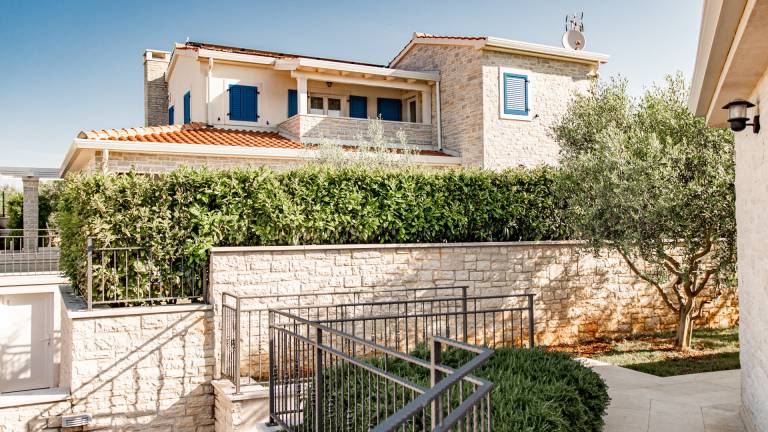Villa with barbeque, yard & patio — photo 5