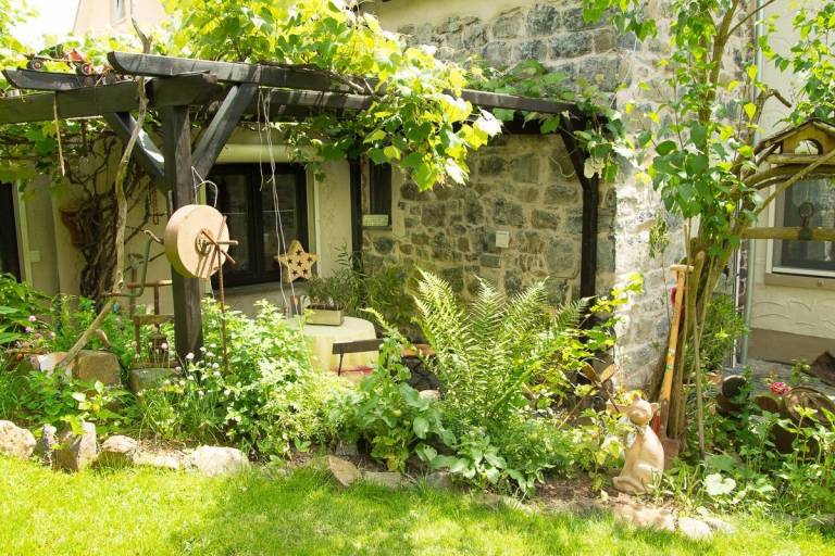 Rental apartment with terrace, barbeque & yard — photo 3