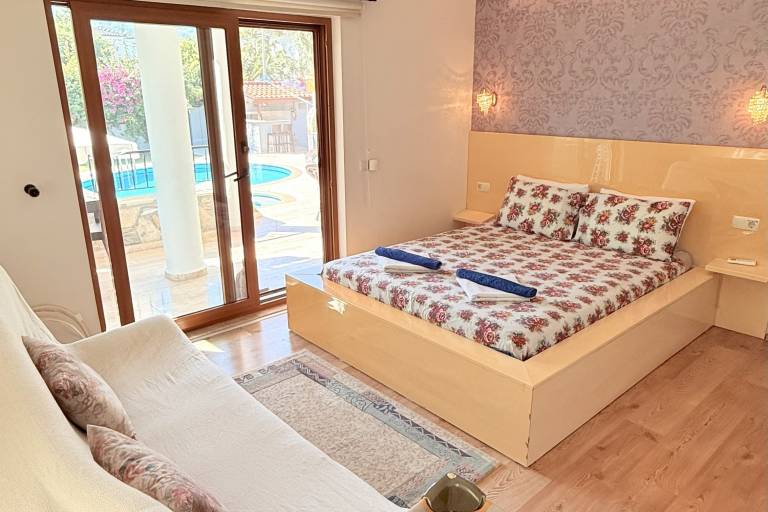 Hot tub-Fireplace-Pets-Sleeps 11-Bbq-Pool-Parking — photo 3