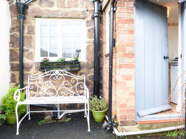 Cottage with yard — photo 2