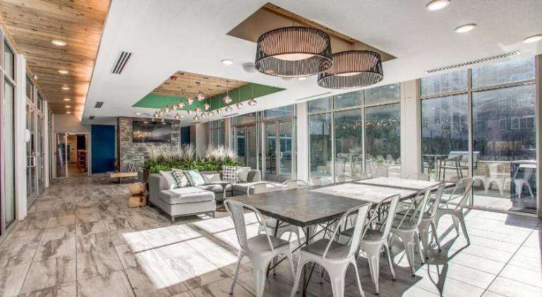 Stylish Condo facing Riverwalk with Free Parking Pet Friendly Centrally Located on the Riverwalk — photo 3