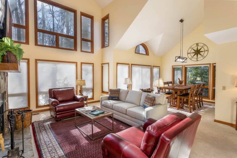 Family-friendly vacation home with barbecue & pool | Mountain view | Pets are welcome — photo 2
