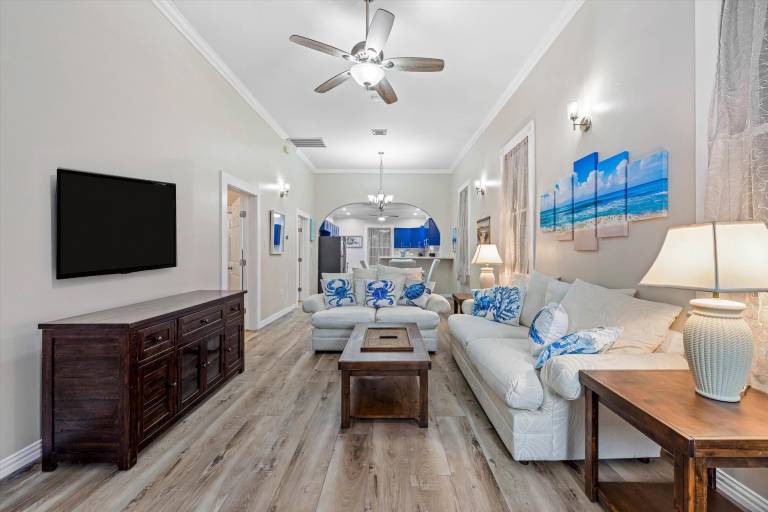 Vacation home with barbeque & garden in Galveston, TX