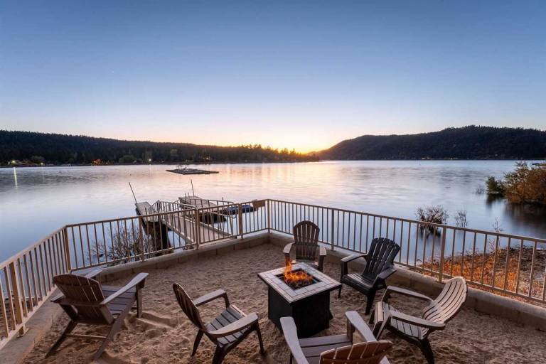 Water''s Edge, amazing lakefront property, hot tub, relax and enjoy! — photo 2