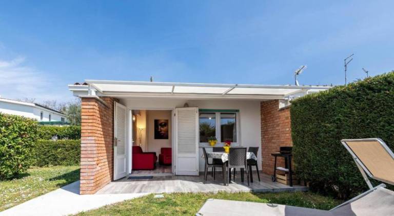 Rental apartment with garden, pool & terrace in Cavaion Veronese