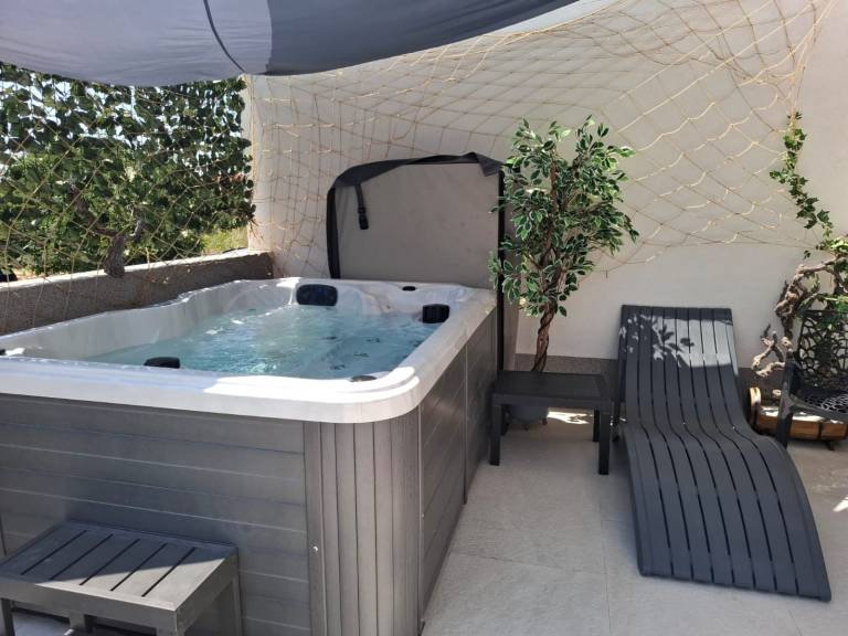 Villa with hot tub, barbeque & private pool — photo 2