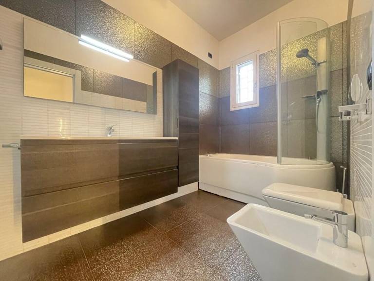 House with jacuzzi — photo 2