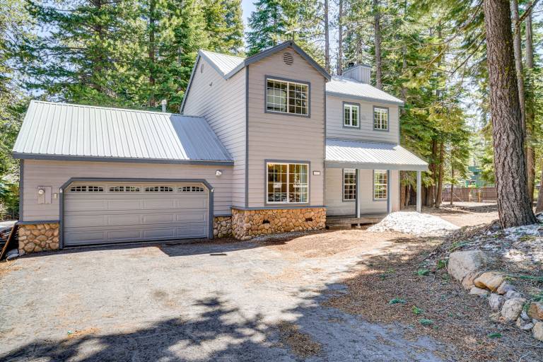Truckee Retreat 1/2 Mi to Tahoe Donner Skiing — photo 3