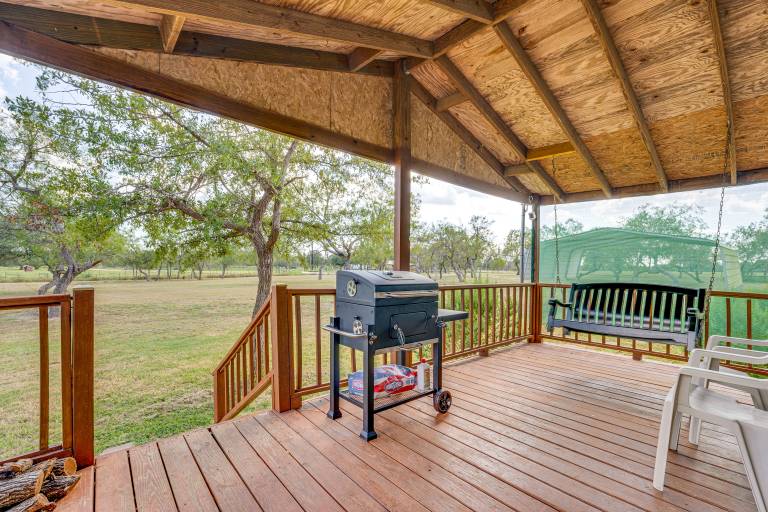 Trails, Creek & Wildlife: Country Harwood Retreat — photo 2