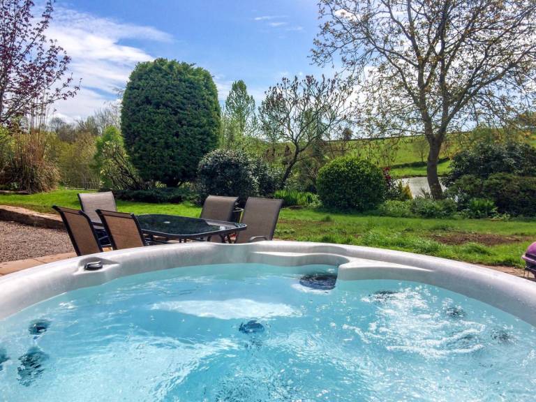 Wonderful cottage with jacuzzi & yard | Pet-friendly in Malvern