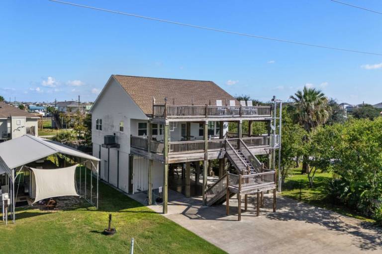Central 2BR/2BA, Easy Beach Access, Sleeps 10 in Bolivar, TX