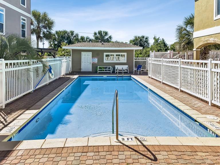 Vacation home with grill, pool & garden | Beach view — photo 5