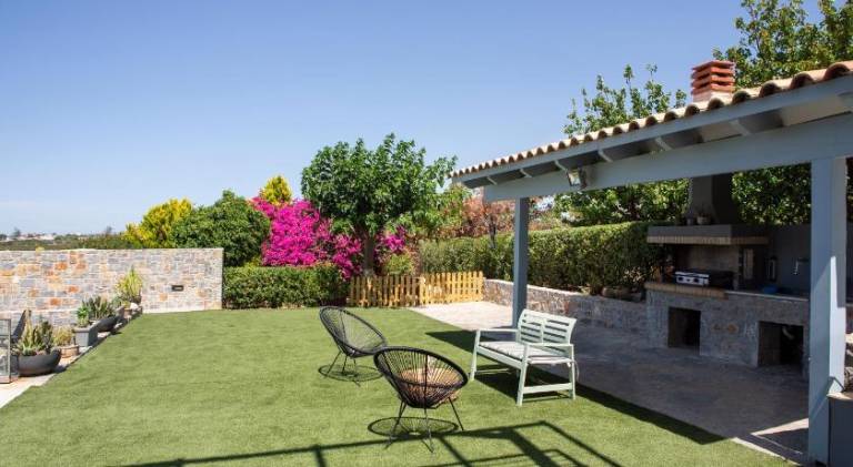 Vacation home with patio, garden & pool — photo 4