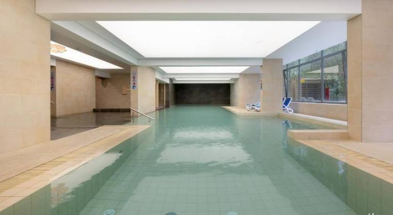 Rental apartment with hot tub & pool — photo 3