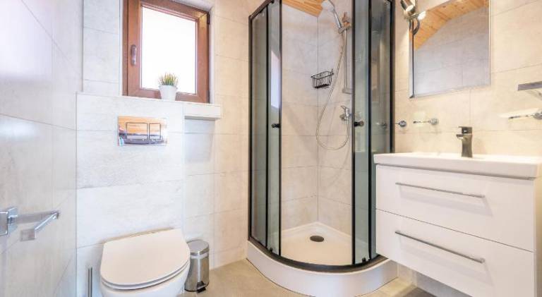 Lodge with grill, jacuzzi & garden | Pets allowed — photo 2