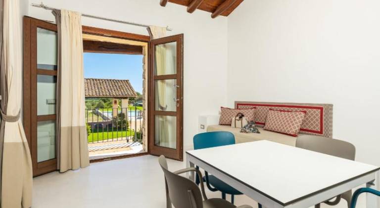 Serviced apartment with pool, patio & yard | Pet-friendly — photo 5