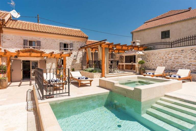Traditional stone house with pool in Skradin — photo 2