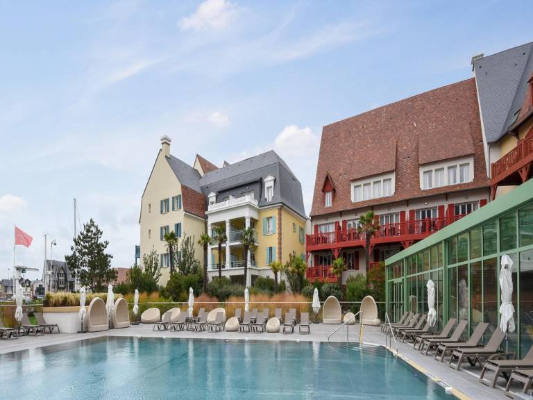 Apartment with private pool, patio & sauna — photo 4
