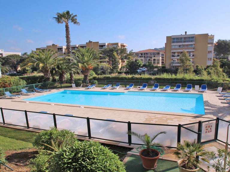 Holiday apartment with pool, garden & terrace — photo 2