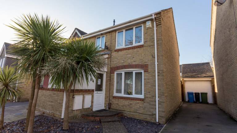 Vacation home with yard | Pets are welcome in Poole