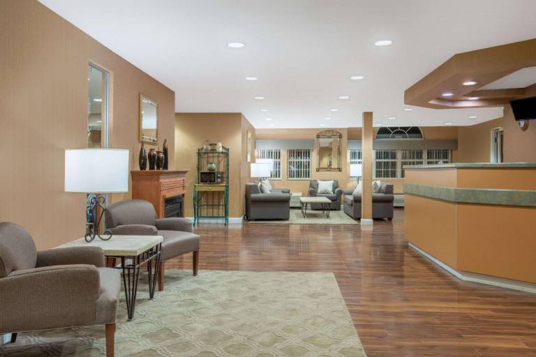 Microtel Inn & Suites by Wyndham Raton — photo 2