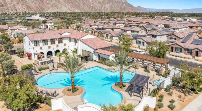 Vacation home with jacuzzi, yard & heated pool in Riverside, CA