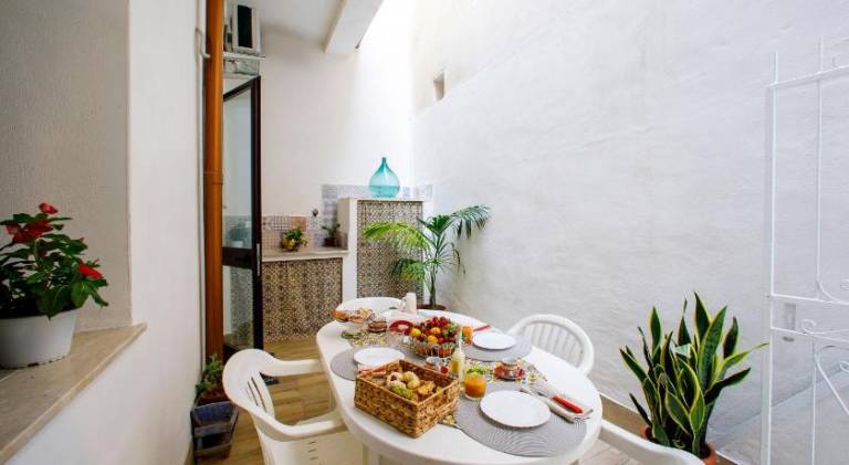 House with patio — photo 4