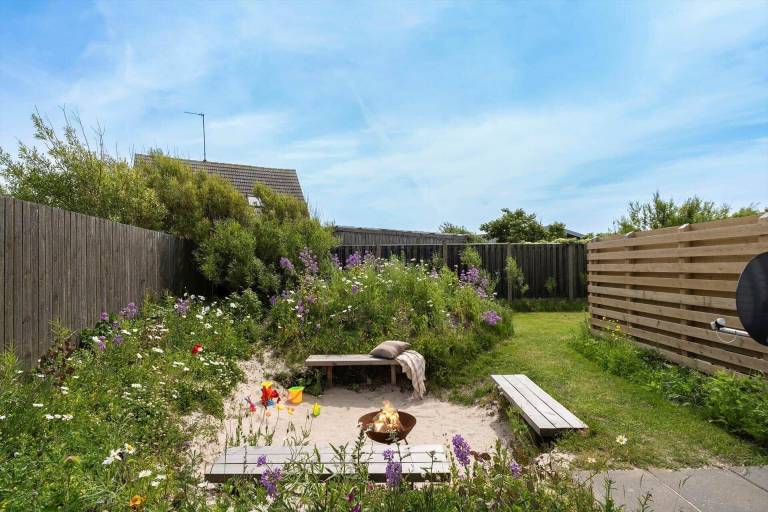 Vacation home with terrace, barbeque & yard | Next to the beach | Pets are welcome — photo 3