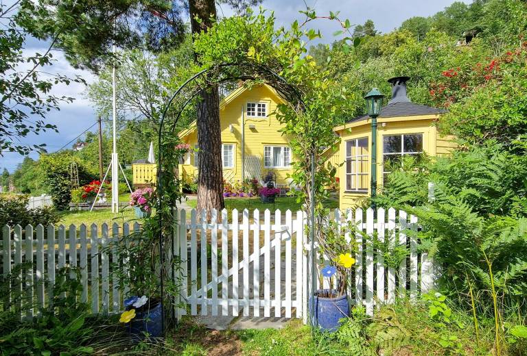 Family-oriented pleasant vacation home with barbecue, garden & terrace | Sea view | Dogs allowed — photo 2