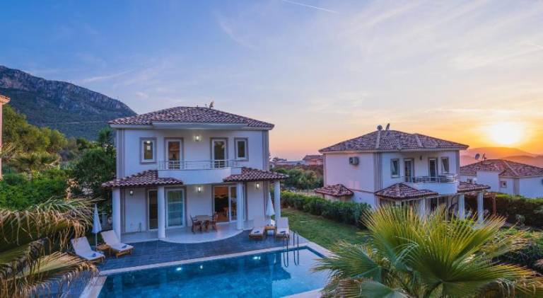 Villa with private pool, barbeque & yard — photo 3