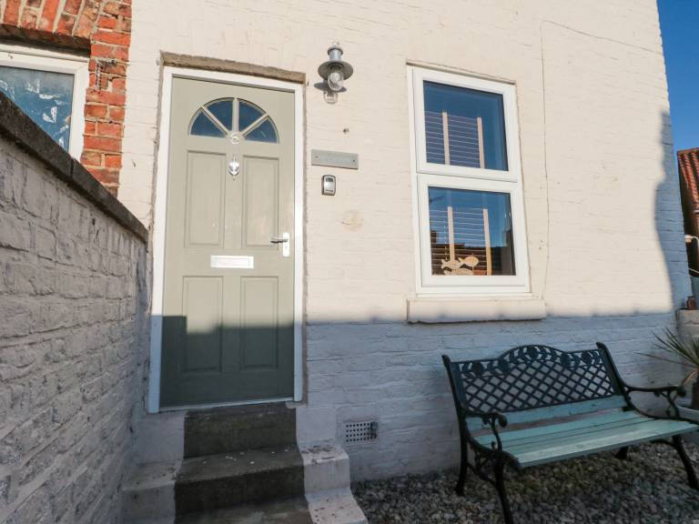 Family-oriented nice cottage with yard | Beach view | Pets are welcome — photo 5