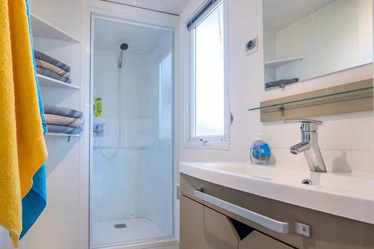 Camping L'Ile du Rhin - Mobile home Comfort 2 bdr. 5 pers. Covered Decking A/C — photo 3