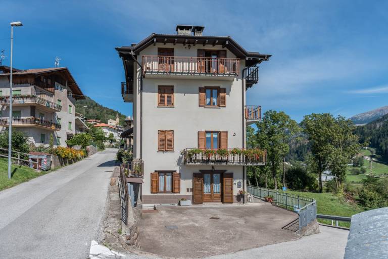 Apartment with patio | Lake view in Baselga di Pine