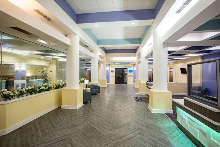 Super 8 by Wyndham Mobile I-65 — photo 3