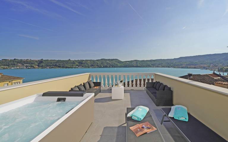Rental apartment with terrace, yard & hot tub | Garden view — photo 2