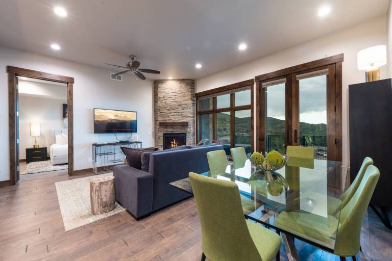 Condo with heated pool, jacuzzi & barbecue | Mountain view — photo 3