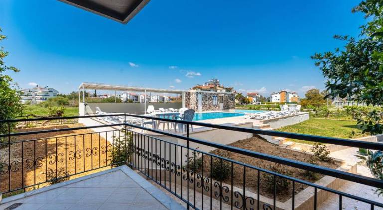 Holiday apartment with pool, garden & patio — photo 5